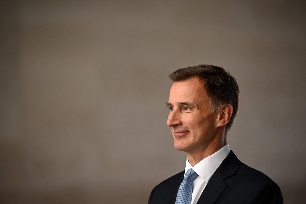 O político conservador Jeremy Hunt dá uma entrevista do lado de fora dos estúdios da BBC no centro de Londres em 10 de julho de 2022, para aparecer no programa de televisão político 'Sunday Morning' da BBC — Foto: Justin Tallis/AFP