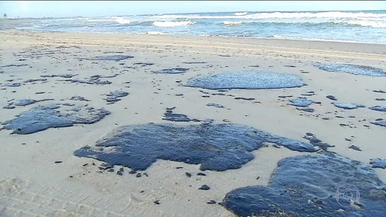Manchas em praias do Nordeste são mistura de óleos venezuelanos, diz relatório da Petrobras