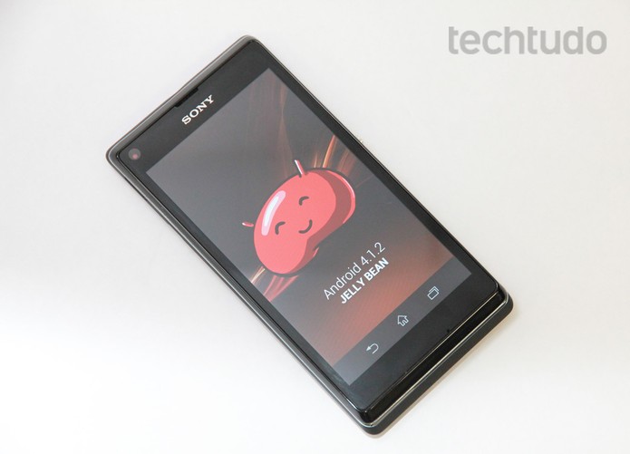 Xperia L roda a versão Jelly Bean do Android (Foto: Allan Melo/TechTudo)