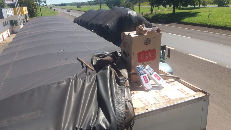 Homens são presos por contrabando de cigarros na Rodovia Castello Branco — Foto: Polícia Rodoviária/Divulgação