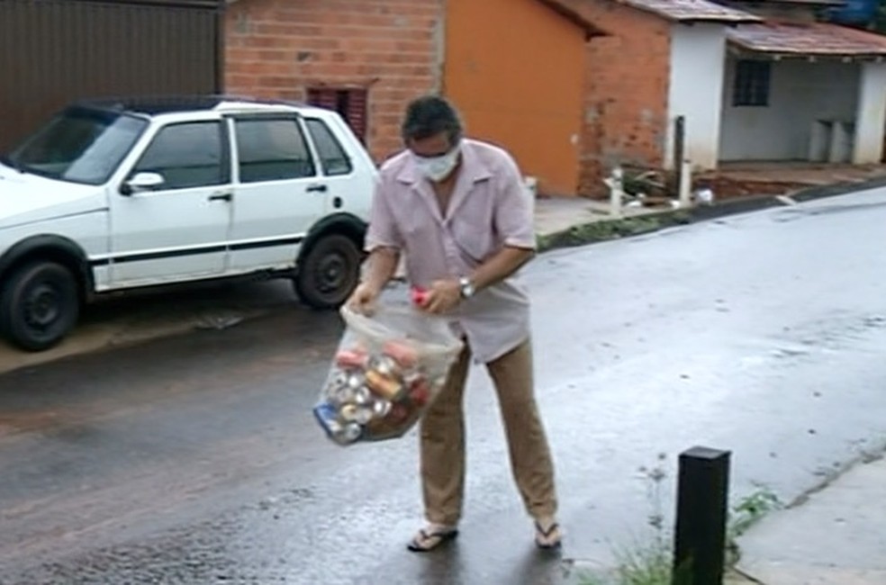 Em Araguaína, idoso cata latinhas para sustentar a família — Foto: Reprodução/TV Anhanguera