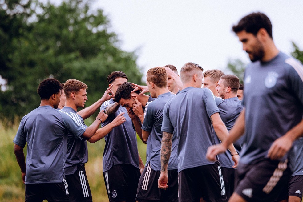 Jogadores da Alemanha se divertem durante treino para enfrentar a Hungria — Foto: Divulgação / DFB