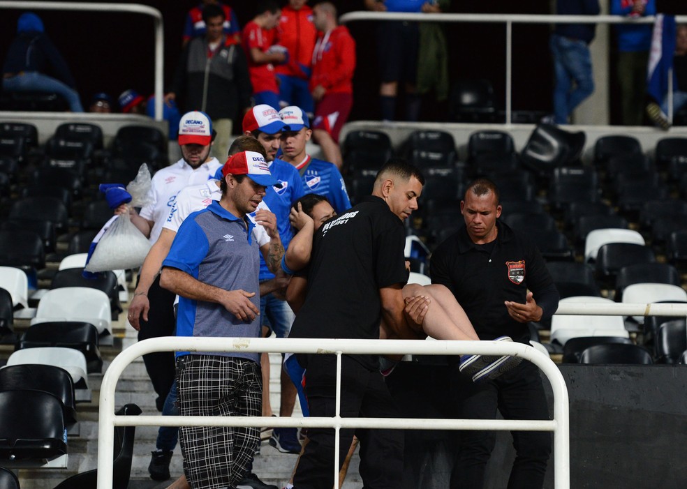 Torcedores do Nacional-URU deixando o estádio (Foto: André Durão/GloboEsporte.com)