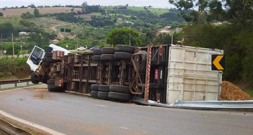 Motorista perdeu o controle do veículo ao fazer uma curva em Itapeva — Foto: Arquivo pessoal