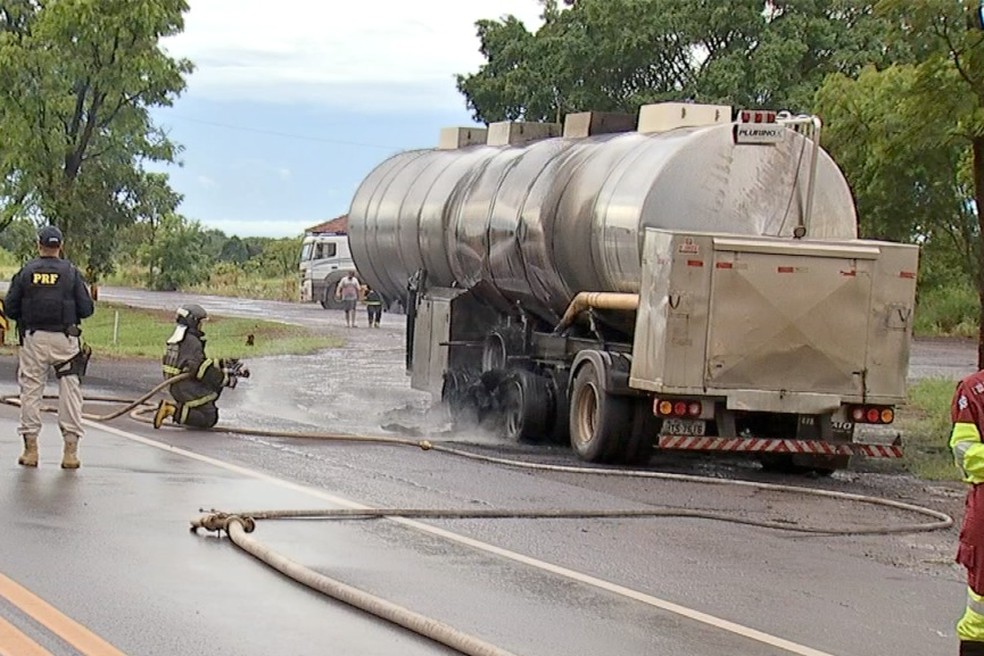 Caminhão carregado com sangue de boi fica destruído após incêndio, na BR-163, em Campo Grande (MS). — Foto: Reprodução TV Morena
