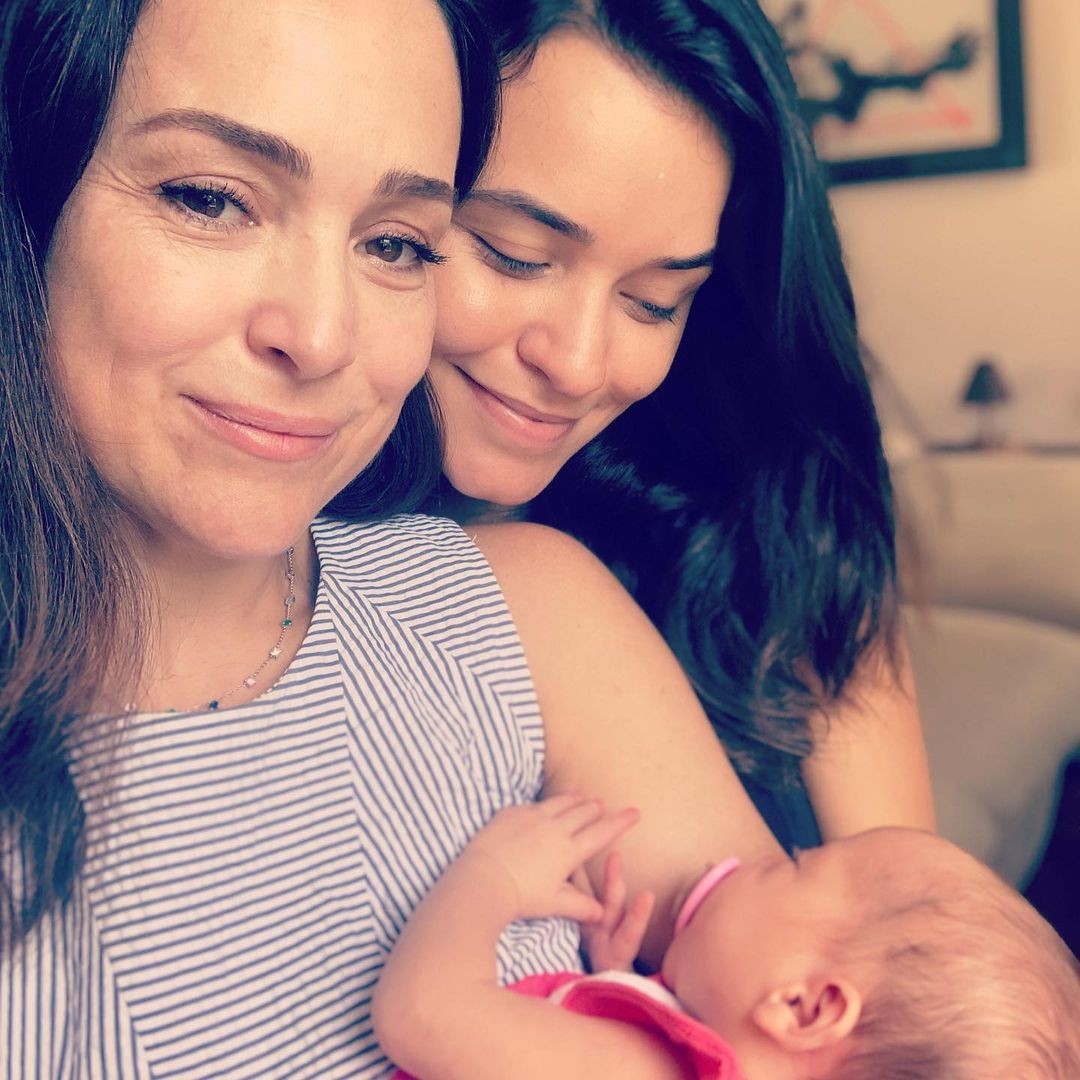 Gabriela e Regina Duarte se derretem em foto com filha recém-nascida de Talita Younan (Foto: Reprodução/Instagram)