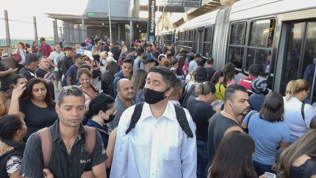 Manhã de caos no transporte publico de SP após falha no Monotrilho  — Foto: Reprodução/TV Globo