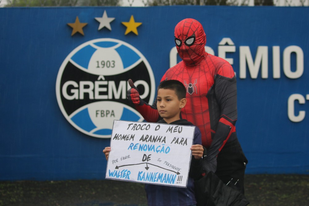 Torcedor mirim do Grêmio vai ao CT oferecer o pai em troca da renovação Kannemann