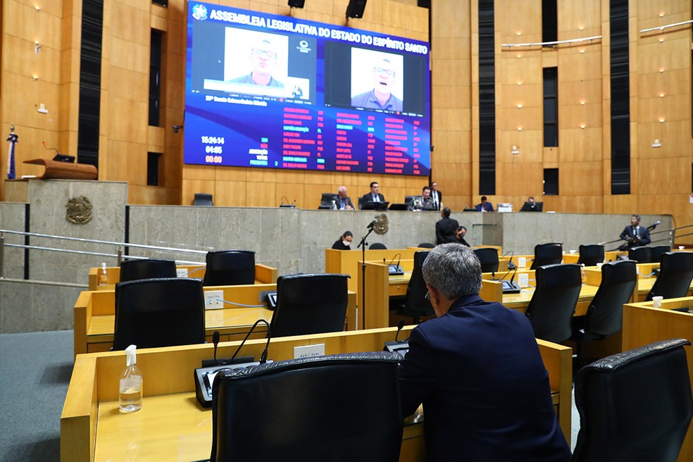 Sessão em que foi votado o aumento de salários dos deputados, do governador, do vice-governador e dos secretários de estado na Ales — Foto: Ana Salles/Ales
