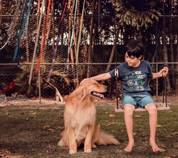Os cães de serviço podem promover benefícios terapêuticos e auxiliar crianças do espectro autista no aprendizado da comunicação, sendo uma ponte social (Foto: @caoinclusao/ Instagram)