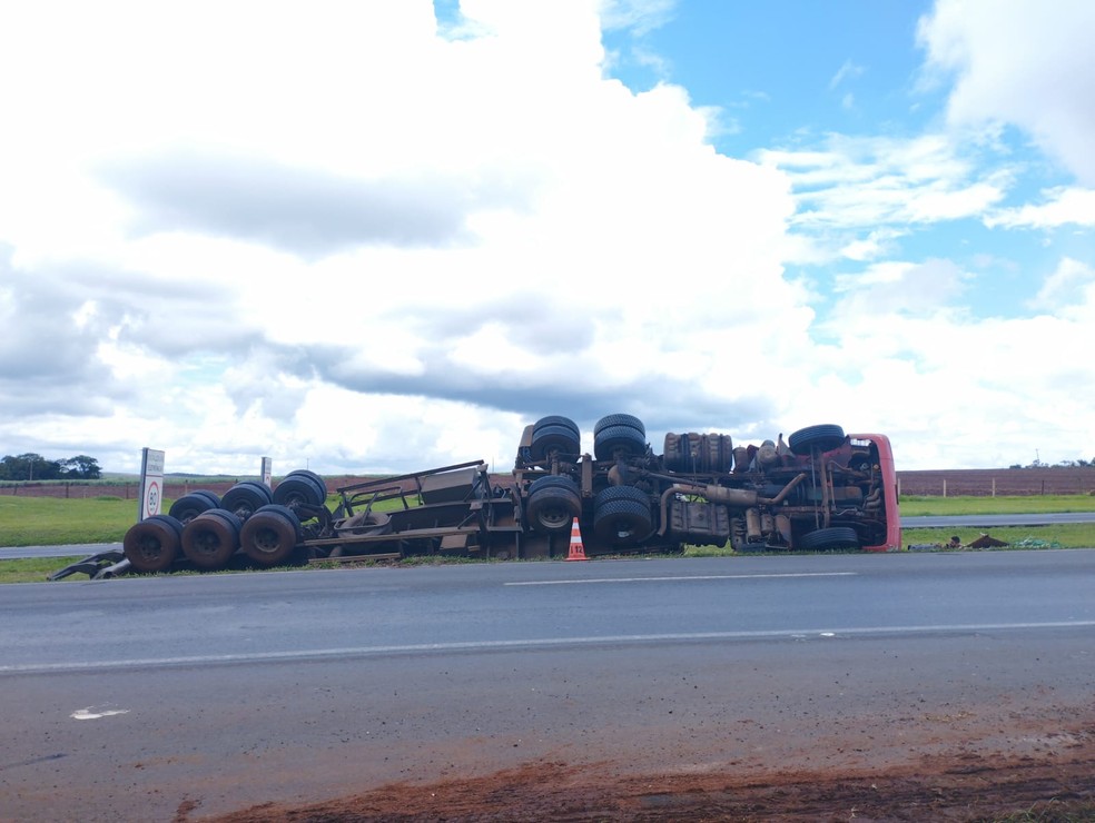 Caminhão carregado de laranjas tomba na descida do Chibarro na rodovia Washington Luís — Foto: acidadeon/Araraquara