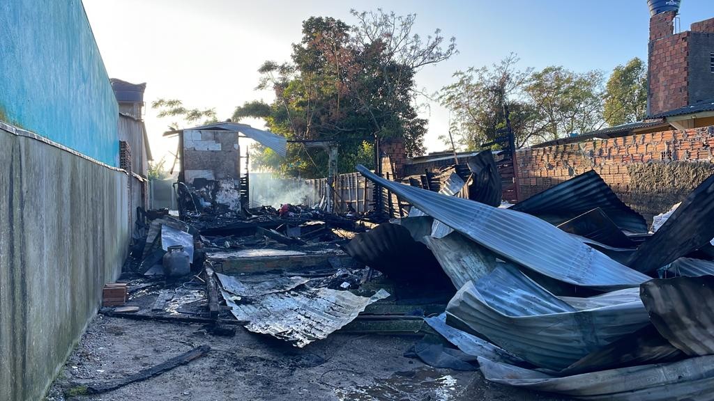 Mãe e duas crianças morrem após incêndio causado por vela em Rio Grande, diz polícia