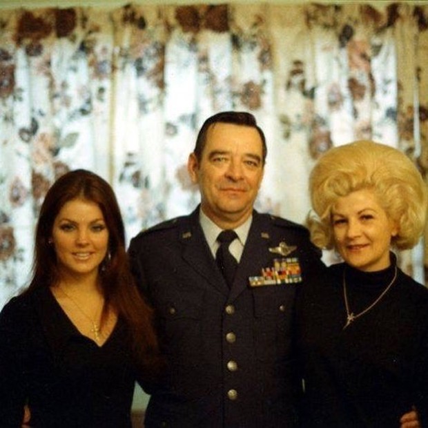 Priscilla Presley com a mãe, Ann Beaulieu e o padrasto, Paul Beaulieu, nos anos 70 (Foto: Reprodução)