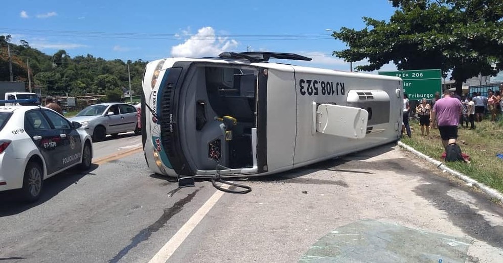 Micro-ônibus tomba e deixa 21 feridos em Casimiro de Abreu, no RJ — Foto: Reprodução/Redes Sociais