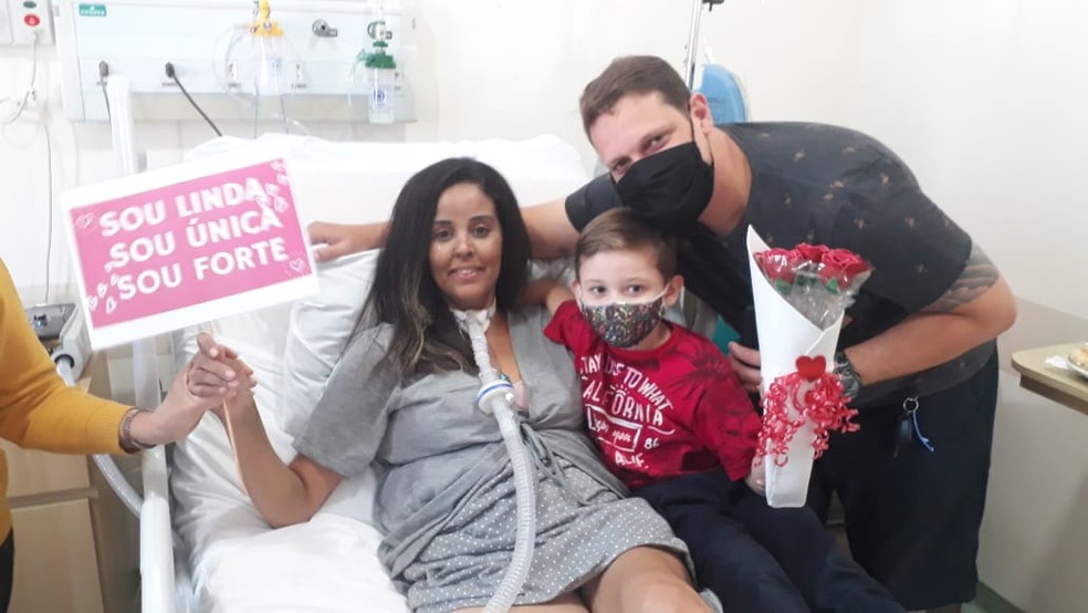 Família em visita a Priscila enquanto ela ainda estava no hospital — Foto: Arquivo Pessoal