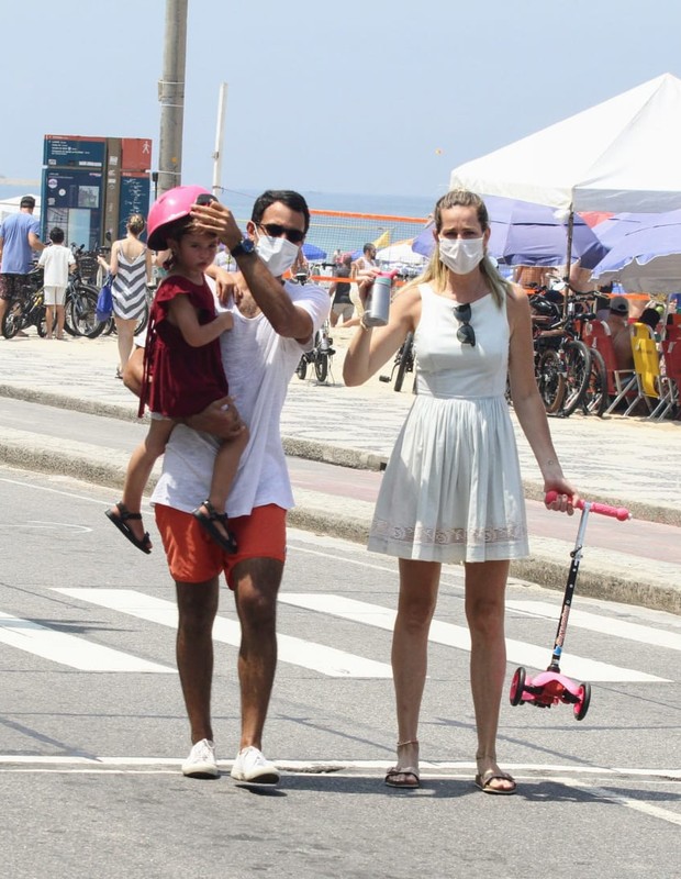 Mariana Weickert caminha na orla carioca com marido e filha (Foto: Daniel Delmiro/AgNews)