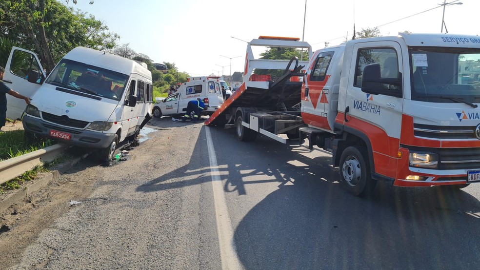 Batida entre van e ambulância deixa feridos na BR-324, em Salvador — Foto: Rildo de Jesus/TV Bahia