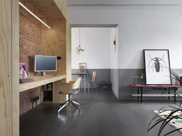 Décor do dia: home office com madeira e tijolinho (Foto: Moooten Studio)