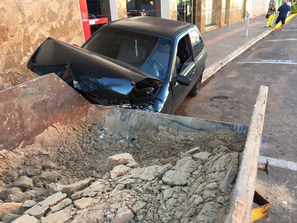 Testemunhas disseram que mulher estaria bÃªbada e tirou cadeirinha do carro apÃ³s acidente (Foto: Osvaldo NÃ³brega/TV Morena)