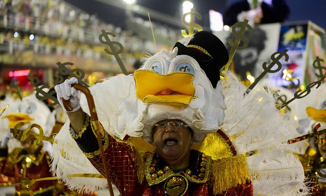 Componente da Imperatriz Leopoldinense desfilando no Carnaval de 2019: enredo era sobre o dinheiro