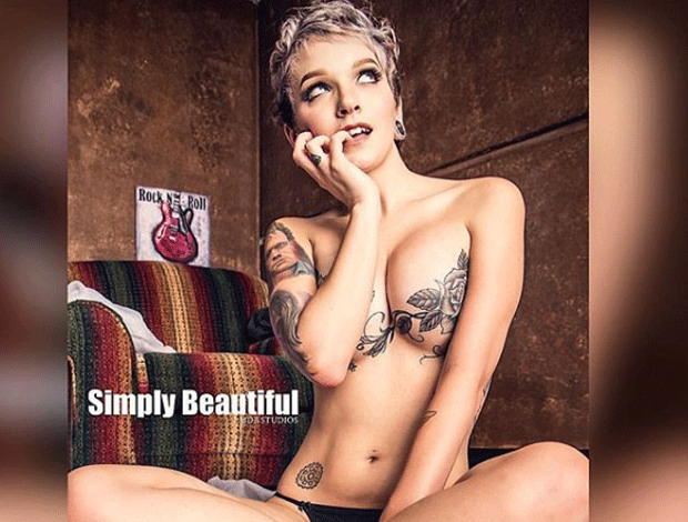 Lynch cobriu os seios com tatuagens para recuperar a autoestima (Foto: Reprodução Instagram)