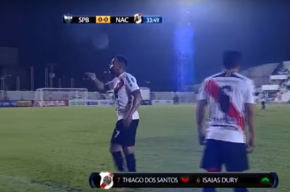 Thiago dos Santos deixa o campo completamente revoltado... (Foto: ReproduÃ§Ã£o)