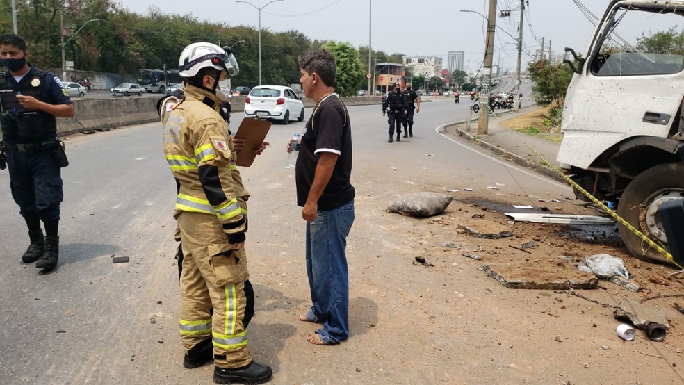 Motorista do caminhão saiu praticamente ileso do acidente  — Foto: Cláudia Mourão/ TV Globo
