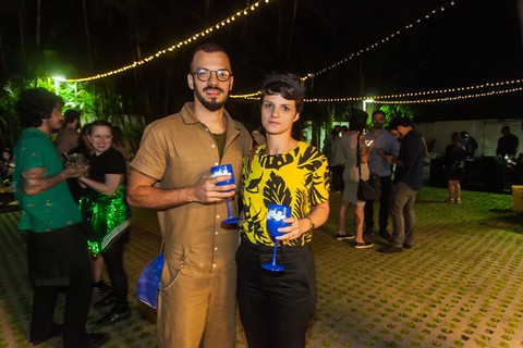 Os convidados Samir Melo e Bruna Fernandes com drinks da Absolut Vodka. Foto: Charles Naseh