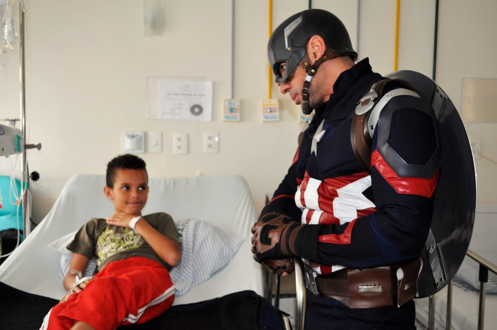 João Pedro recebeu a visita do Capitão América pouco antes de deixar o hospital em Poços de Caldas (MG) — Foto: Camilla Resende/G1