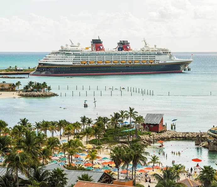 Os navios Disney oferecem experiências incríveis, como a parada de um dia em Castaway Cay, ilha privativa da Disney nas Bahamas  (Foto: Disney Cruise Line)