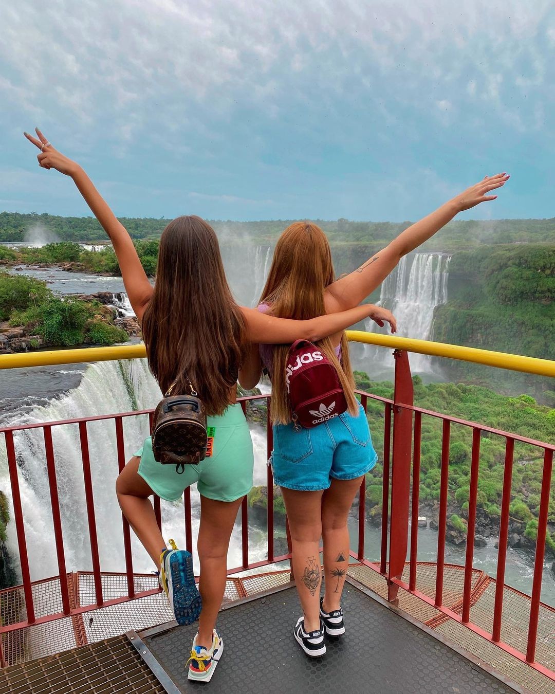 Thais Braz e Viih Tube nas Cataratas do Parque Nacional do Iguaçu (Foto: Reprodução Instagram)