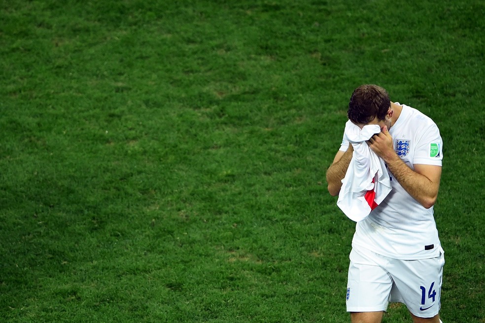 Henderson deixa o campo abatido apÃ³s derrota para o Uruguai na Copa de 2014 (Foto: Getty Images/Matthias Hangst)