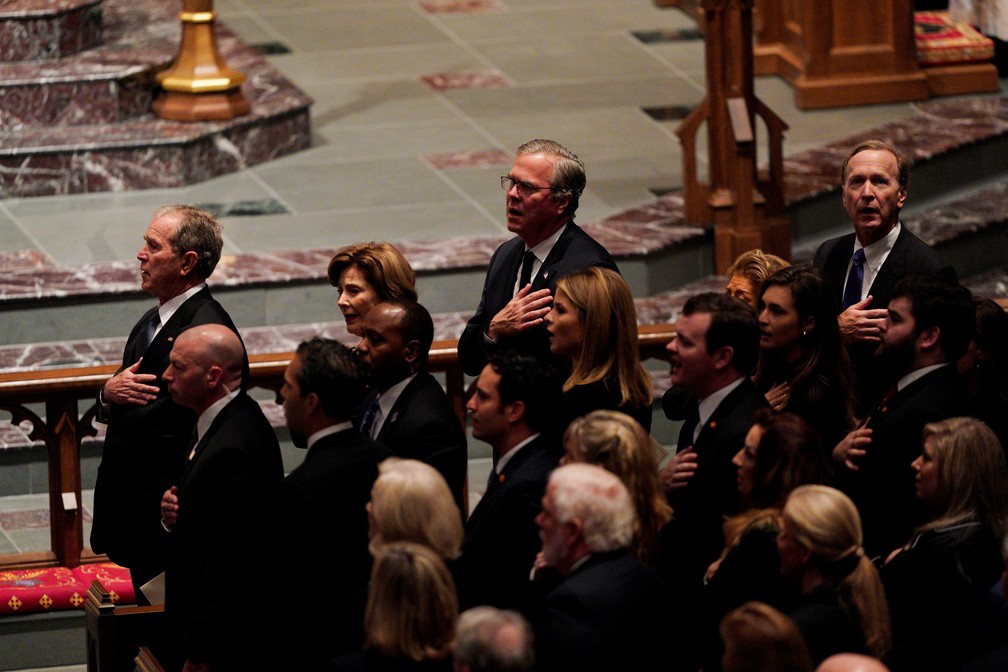 Família Bush canta o Hino Nacional dos EUA em funeral de George H. W. Bush — Foto: Rick T. Wilking/Reuters