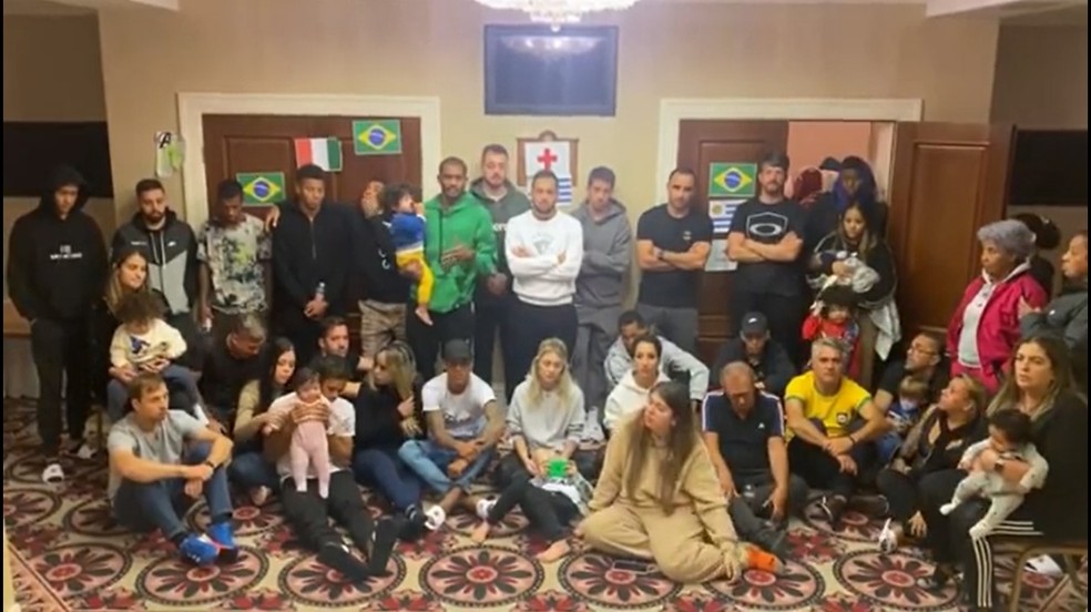 Jogadores do Shakhtar Donetsk e do Dínamo de Kiev e seus familiares, em vídeo de apelo por ajuda durante guerra na Ucrânia — Foto: Reprodução