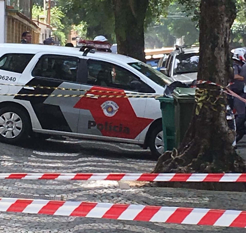 Recém-nascido foi encontrado dentro de uma lixeira (Foto: Marcela Pierotti/G1)