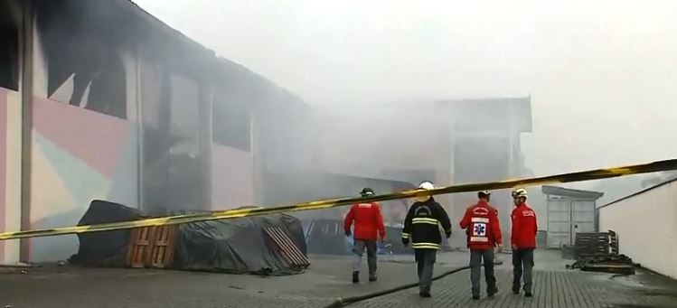 Depósito de loja de variedades é destruído por incêndio em Joinville