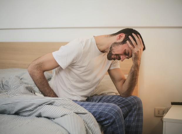 Fadiga, dores de cabeça e enjoos podem ser sintomas da Síndrome do Edifício Doente (Foto: Pexels / Andrea Piacquadio / CreativeCommons)