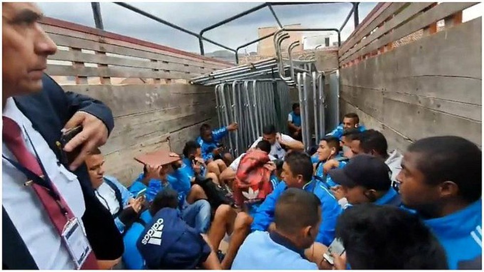 Jogadores do Deportivo Llacuabamba deixam estádio em caminhão de transporte para cavalos — Foto: Reprodução / Futbolperuano.com