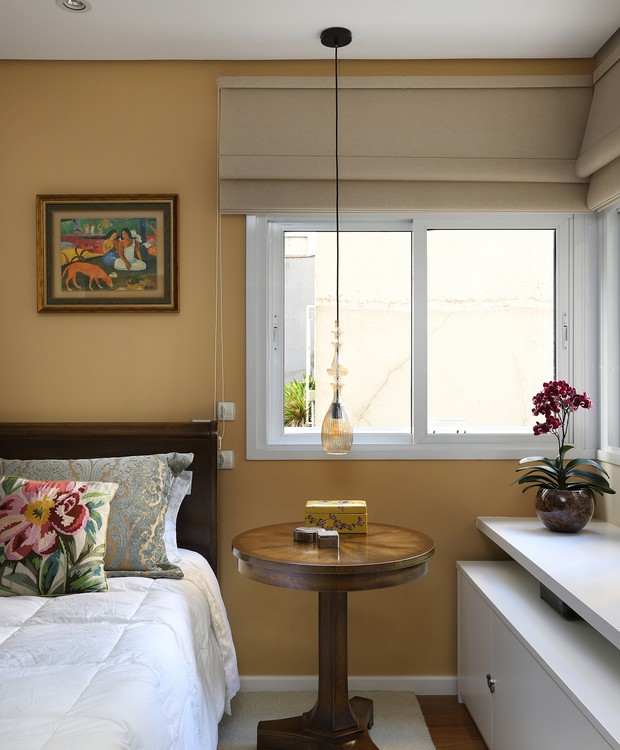 Varanda vira sala de jantar em apartamento de 130m2 nos Jardins (Foto: Mariana Orsi / Divulgação)