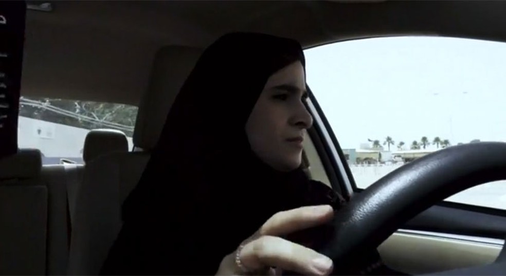 Mulher saudita dirige em autoescola (Foto: Reuters)