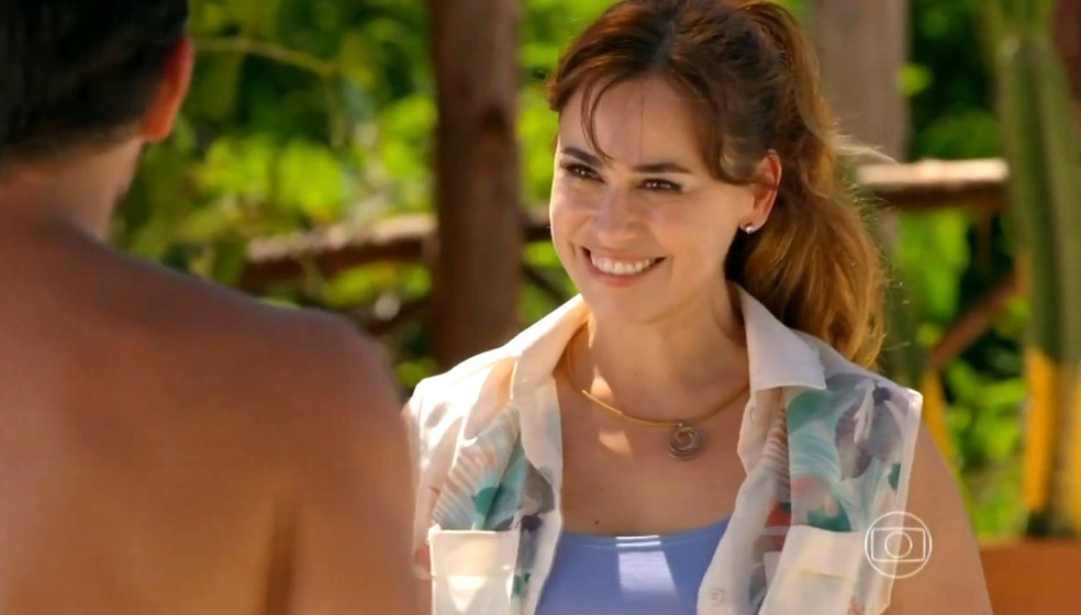 Natália (Daniela Escobar) fica admirada com gentileza de Juliano (Bruno Gissoni) - 'Flor do Caribe' — Foto: Globo