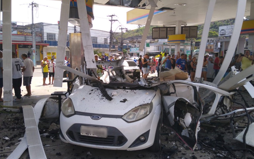Carro explodiu quando abastecia em posto de gasolina no Colubandê, em São Gonçalo — Foto: Reprodução / Redes sociais