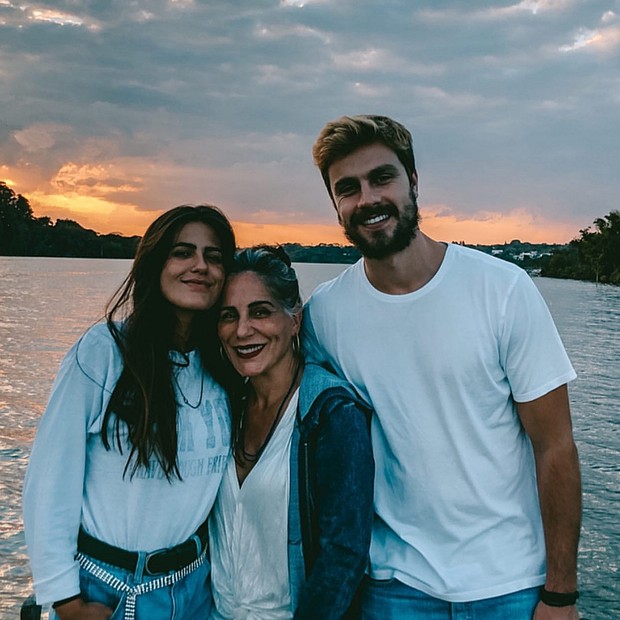Antonia Morais, Gloria Pires e Paulo Dalagnoli admiram o por do sol (Foto: Reprodução/Instagram)