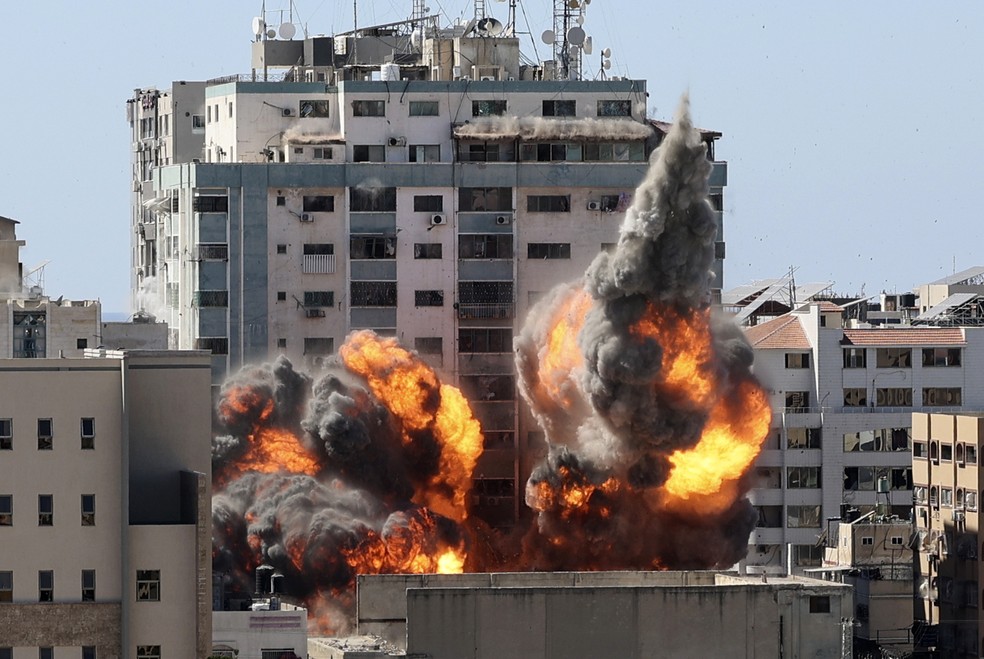 Bola de fogo se forma com a destruição do prédio que abrigava a agência de notícias Associated Press e a TV Al-Jazeera, na Cidade de Gaza — Foto: Mahmud Hams/AP