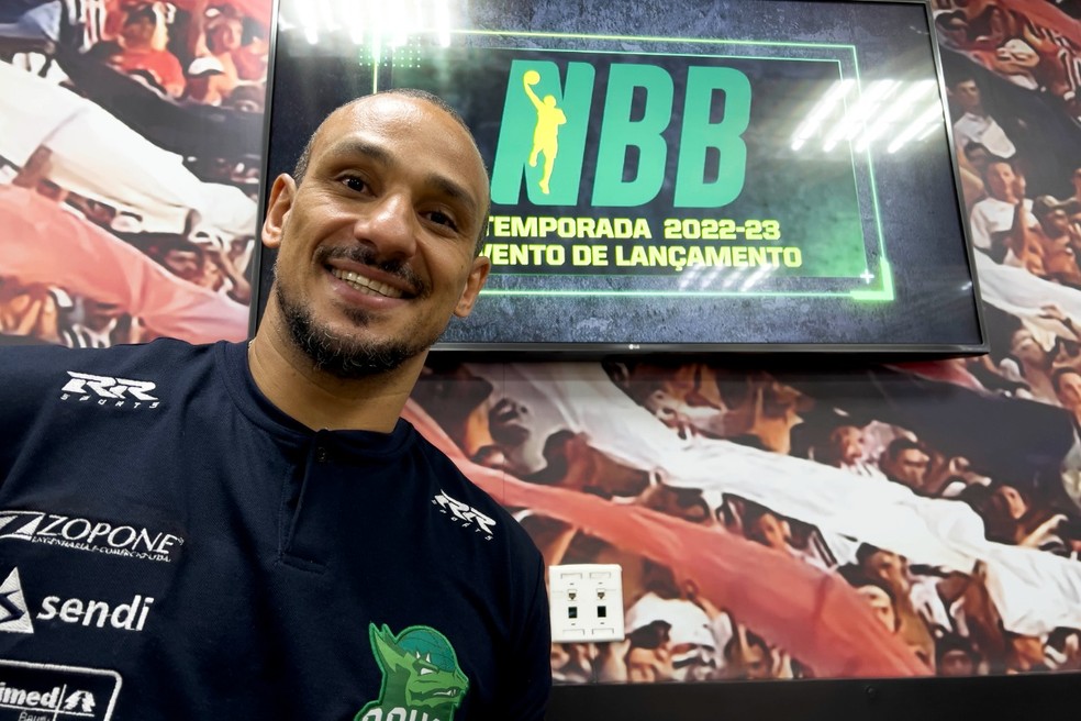 Alex Garcia ao lado da nova logomarca do NBB — Foto: João Pires/LNB