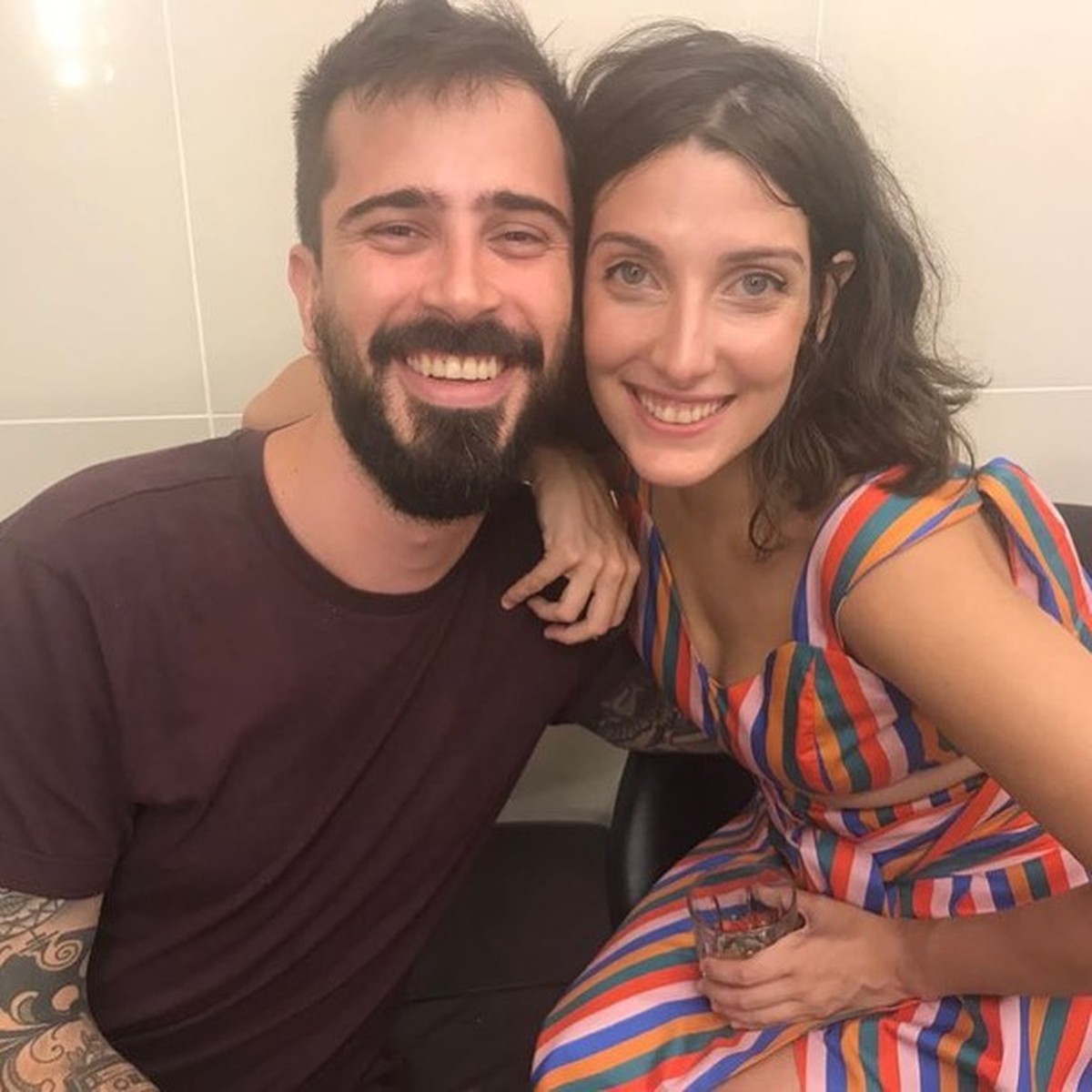 Clarice Falcão posa com o namorado: 