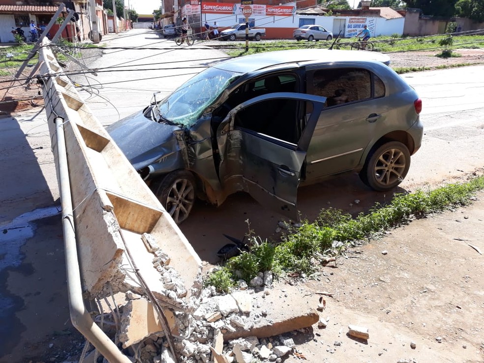 Carro atingiu poste apÃ³s motorista perder controle da direÃ§Ã£o â Foto: Ricardo GuimarÃ£es/G1
