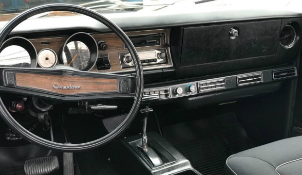 Interior do Opala Comodoro 1976 restaurado que será dado de presente (Foto: Arquivo Pessoal)