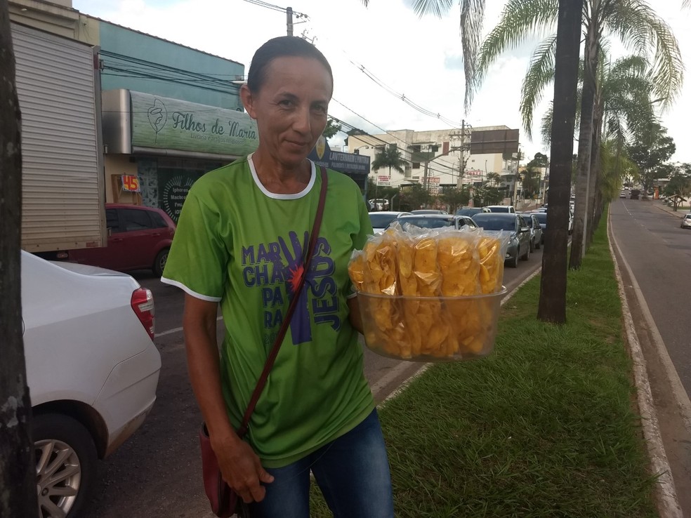 Maria Tomé vende banana frita há três anos após sair do emprego de doméstica — Foto: Aline Nascimento/G1