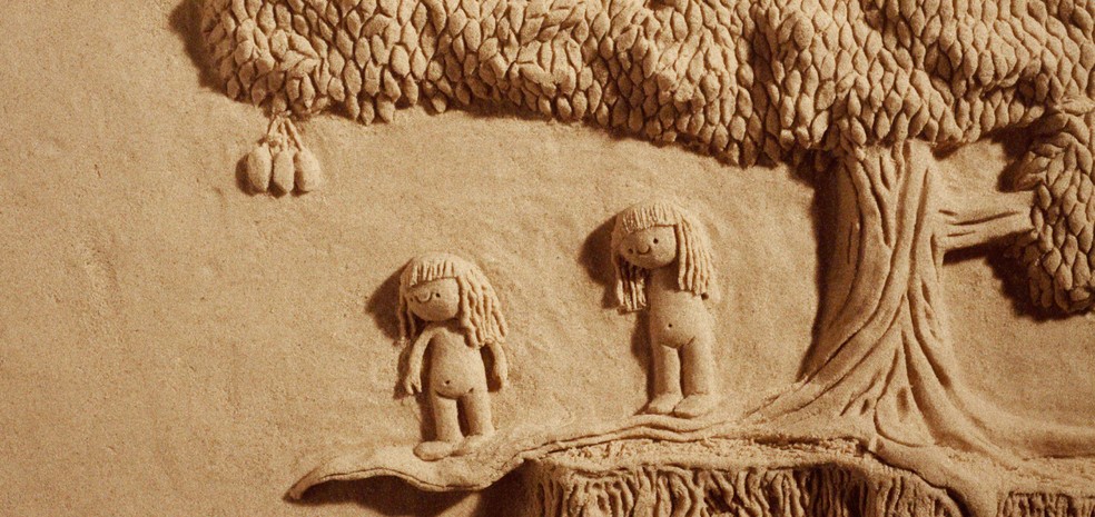 Filme conta história melancólica de duas meninas que crescem juntas em uma praia alagoana (Foto: Reprodução )